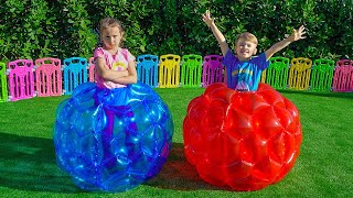 Çocuklar için yaz açık hava oyunları ve aktiviteleri oynayan çocuklar
