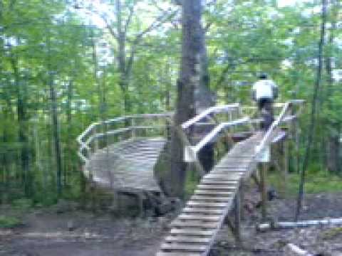 Esta es una estructura de madera en forma de caracol que esta en una de las pistas de Michigan Tech, en la ciudad de Houghton. Esta en la pista mas tecnica, tiene muchas partes hechas de madera, asi elevadas pero son muy angostitas, apenas te caben las llantas de la bicicleta, luego voy a tomar video de eso para que conoscan tambien.