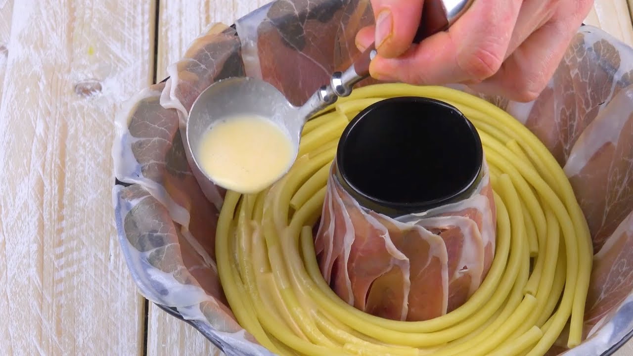 Kleide eine Gugelhupfform mit Schinken aus. Das wird lecker!