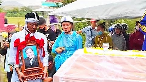 Hạ quan (diễn viên thương Tín) đẫm nước mắt người thân đưa tiễn về nơi an nghỉ cuối cùng.