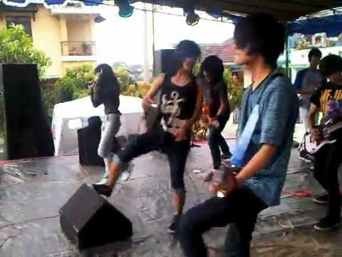 ISYLLAKISS - Intro - Ventriloquist @Bandung Indah Raya Ciwastra 17 Sept 2011