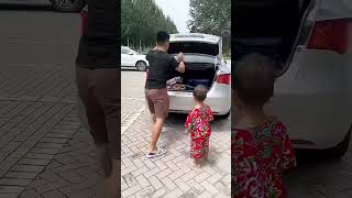 Thumbnail for 爸爸带娃也太不靠谱了,儿子没上车就跑了#Cute baby#Cute#呆萌小米宝#聪明宝宝#萌娃