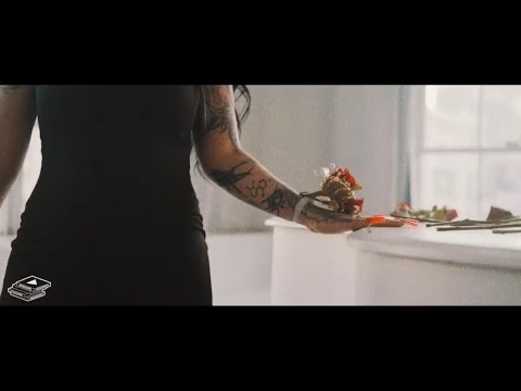 在 YouTube 上观看 Lady XO feat. JR007 - "Dead Roses" (Official Music Video) 在 YouTube 上观看 Lady XO feat. JR007 - "Dead Roses" (Official Music Video)