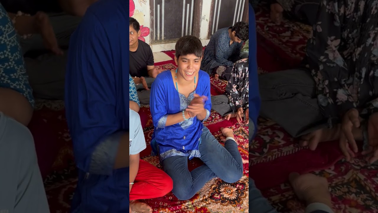 Sangeet ki dhun aur apnepan ki ek aahat ne in masoom dilon ko befikra khushiyon se sarabor kar diya