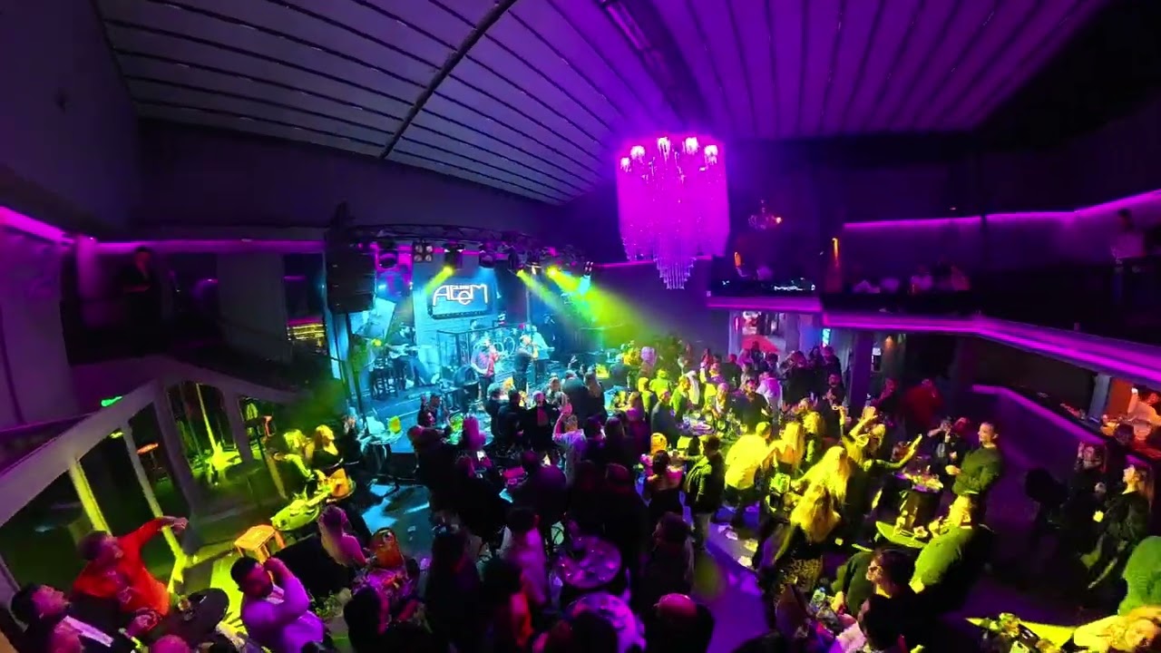 Kapıdan girer girmez ‘Sormadan gel aşkımın gülü’ patladı! Yılbaşı mucizesi mi bu? 🎆🍾