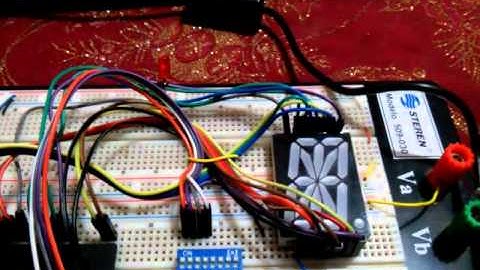 números hexadecimales (0 a F) en un display alfanumérico codificando