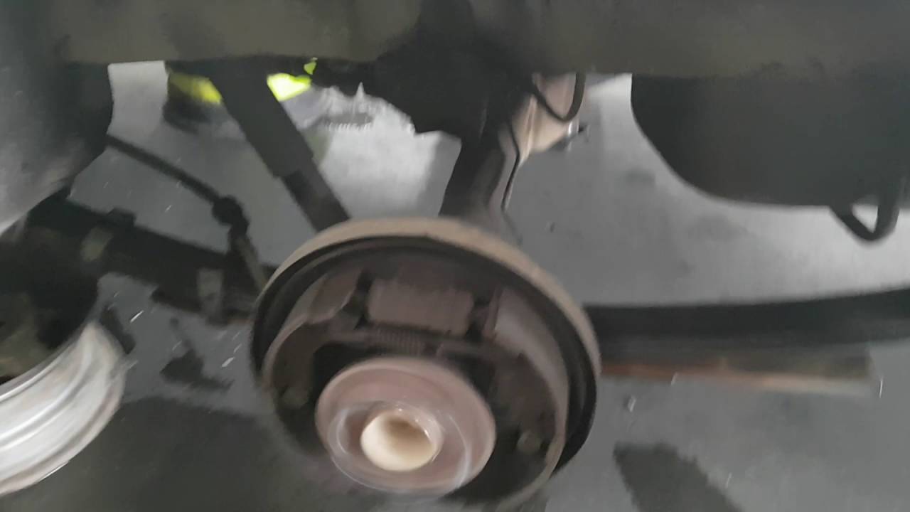 96 Toyota Hiace worn noisy rear wheel bearing YouTube