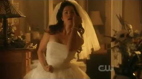 Smallville Scene - 9.14 - Persuasion: Lois dancing