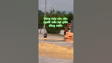 Dùng máy xúc để giải cứu người đàn ông mắc kẹt giữa dòng nước #trending #bodoivietnam