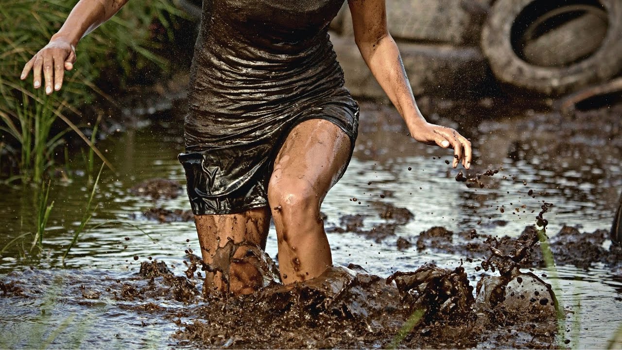 Идти в грязной воде. Девушка в платье в грязи. Купаться в платье в грязи. Девушка в болоте.