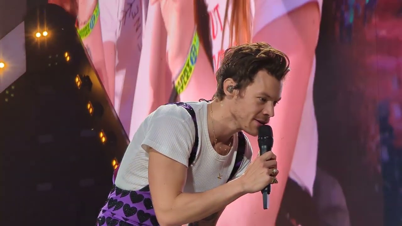 Harry Reading Signs - Harry Styles (Live @ Wembley Stadium, London - 16/06/23)