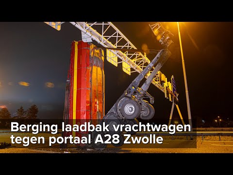 Berging laadbak vrachtwagen tegen portaal matrixborden ongeval A28 Zwolle - ©StefanVerkerk.nl