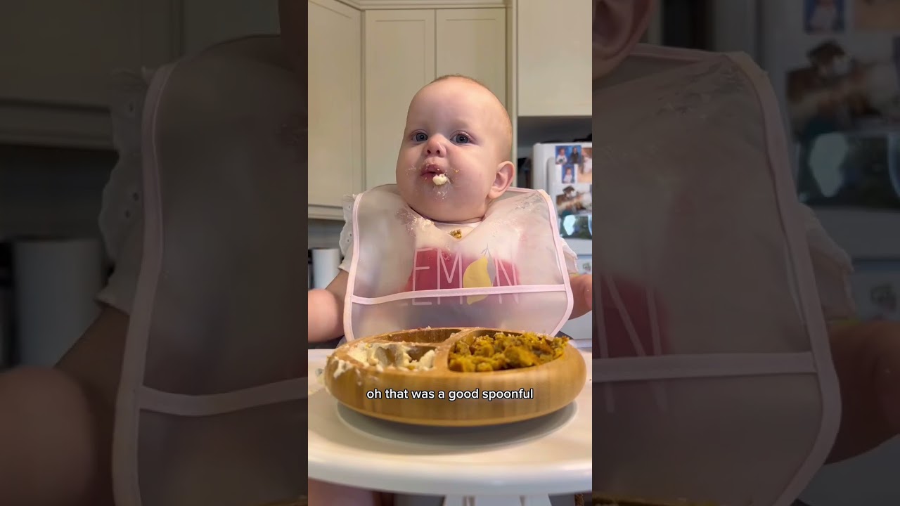 Возможно, это самый милый способ съесть чернику 👍 #babyledweaning
