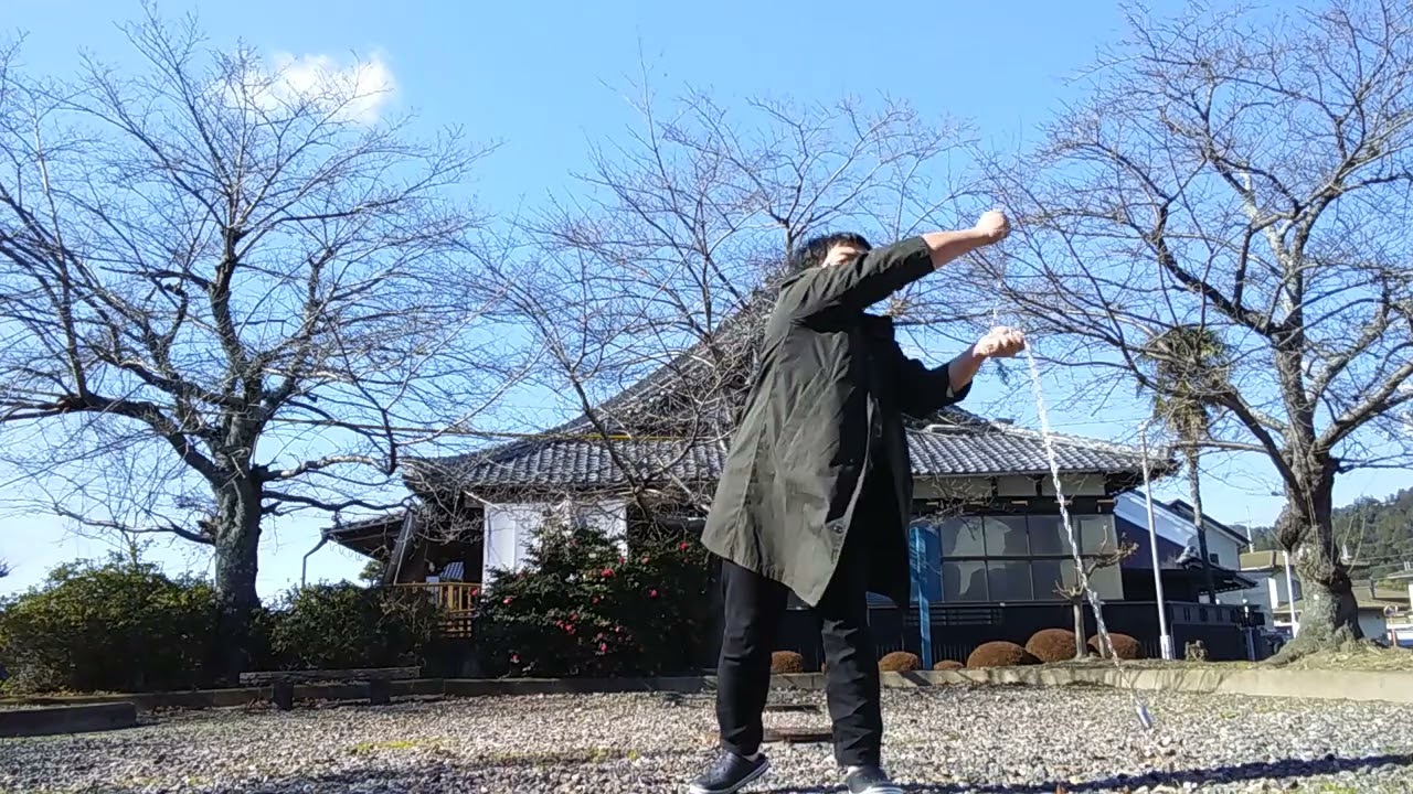 武術動画、分銅の軌道は「Ｘ（エックス）」で、その交点が身体の中心。