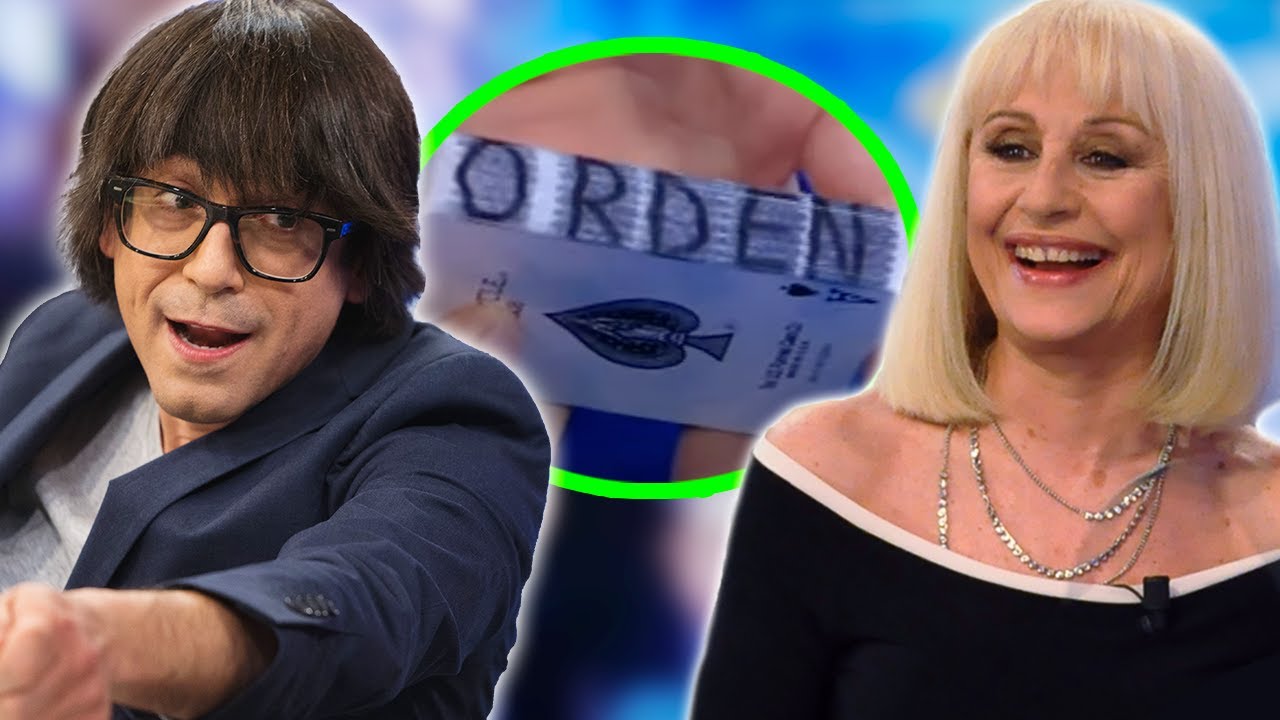 Magia con tinta y cartas que le vuela la cabeza a Raffaella Carrà