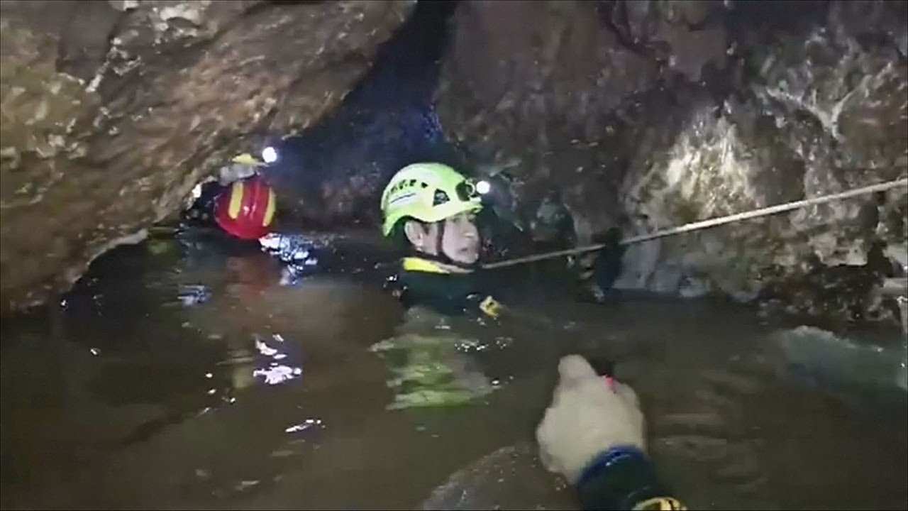Какую вещь бекки нашли спасатели в пещере. Тхамлуангнангнон спасательная операция. Таиланд пещера Тхам Луанг спасательная операция. Спасательная операция в Тайланде в пещере 2018. Спасательная операция в пещере Тхамлуангнангнон.