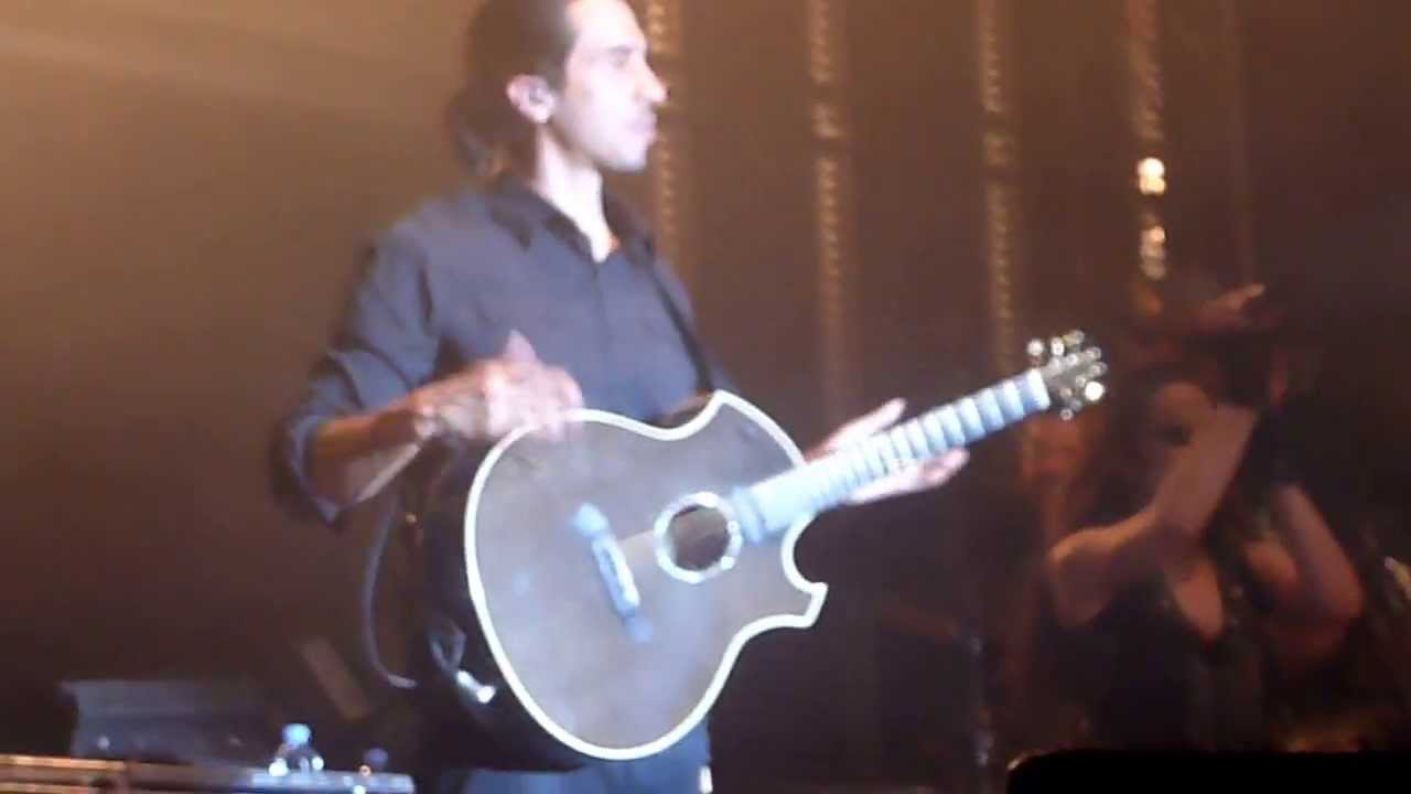 Malú presentando a su banda y cantandole cumpeaños feliz a Ruben Garcia :D Hospitalet 20/04/13 ♥