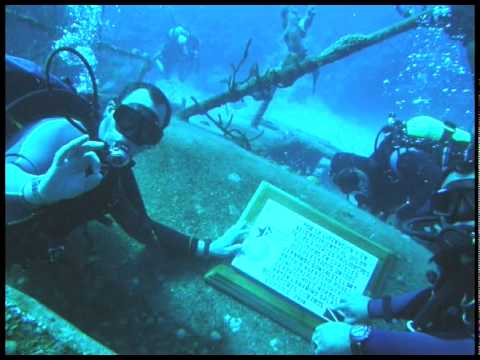 Buceadores cubanos colocaron placa en aguas de Pla...