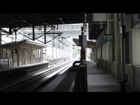 新花巻駅Ｅ5系＋Ｅ6系はやぶさ・こまち通過　雪煙2