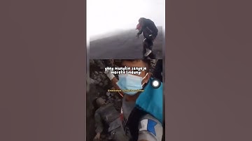 4 lelaki saling berpelukan untuk melindungi 1 wanita “korban gunung marapi” #viral #shorts #marapi