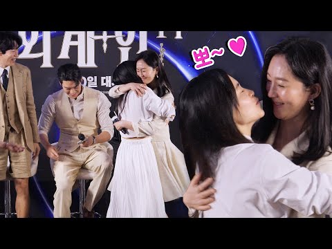 포옹하고 뽀~ 하는 김태리, 염정아 <strong>Kim</strong> Tae ri, Yum Jung ah <strong>Air</strong> kiss moments ♥: 영화 외계+인 쇼케이스: 220623 메가박스 코엑스