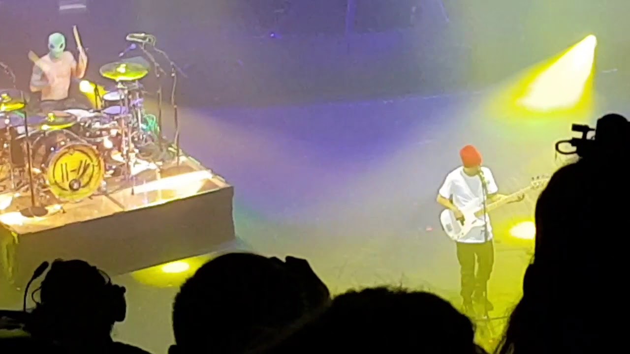 STRESSED OUT - A Complete Diversion live - Twenty one Pilots