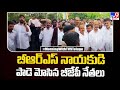 Bandi Sanjay, Padi Kaushik Reddy carry coffin of BRS leader