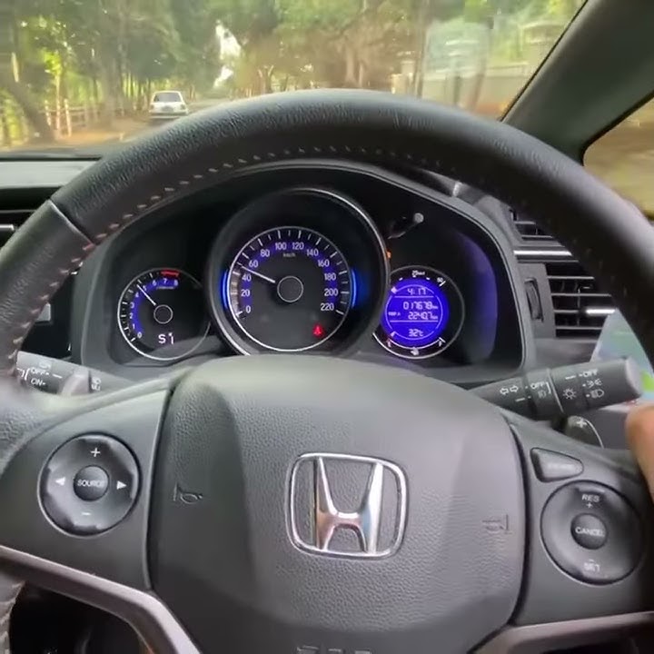 story wa di dalam mobil jazz RS