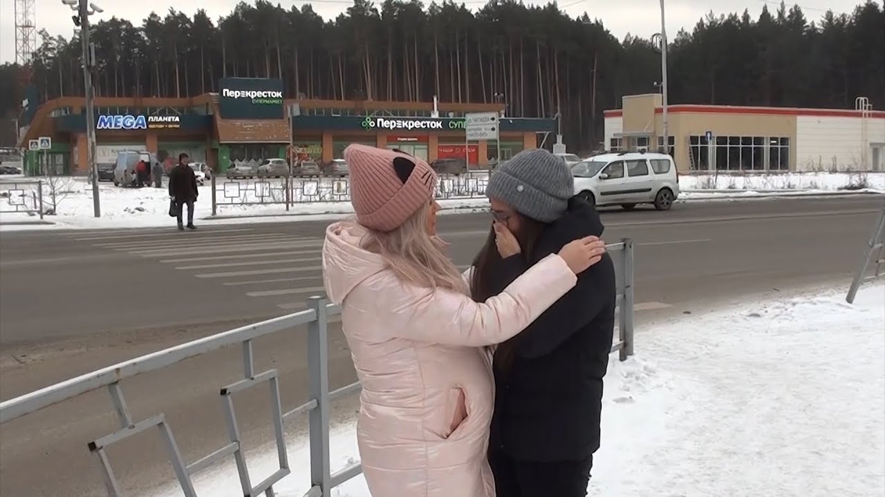 Юную в машине