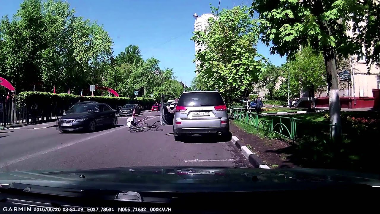 Bicycle crash into car door |FMV|