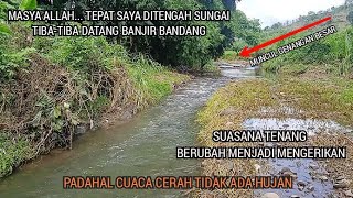 Intending to fish, right in the middle of the river suddenly a flash flood came.