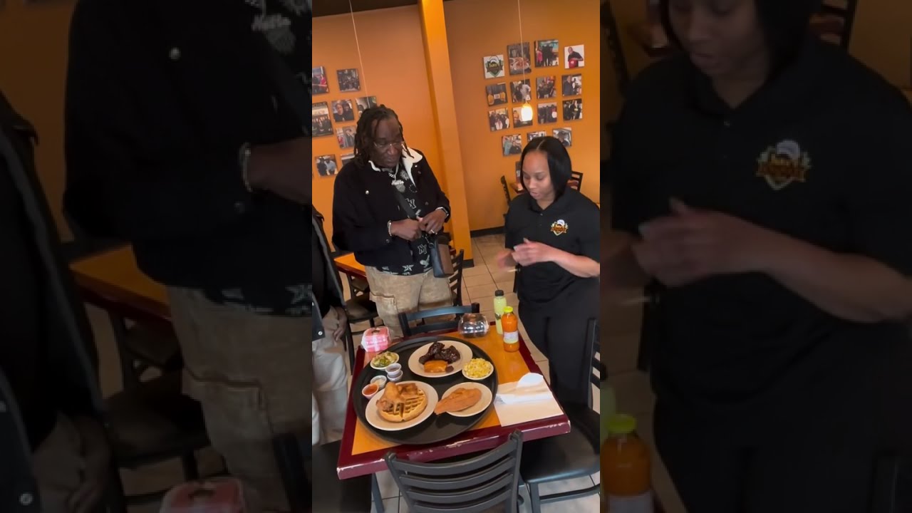 Миссис Нетта и Чарльз наслаждаются вкусной едой.