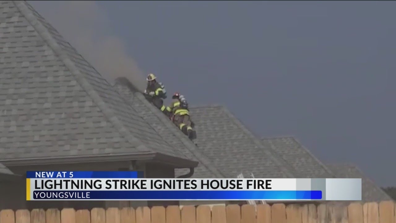 Lightning strike ignites house fire - YouTube
