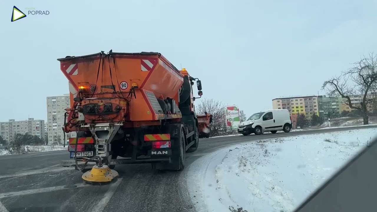 Cestári zápasia so snehom