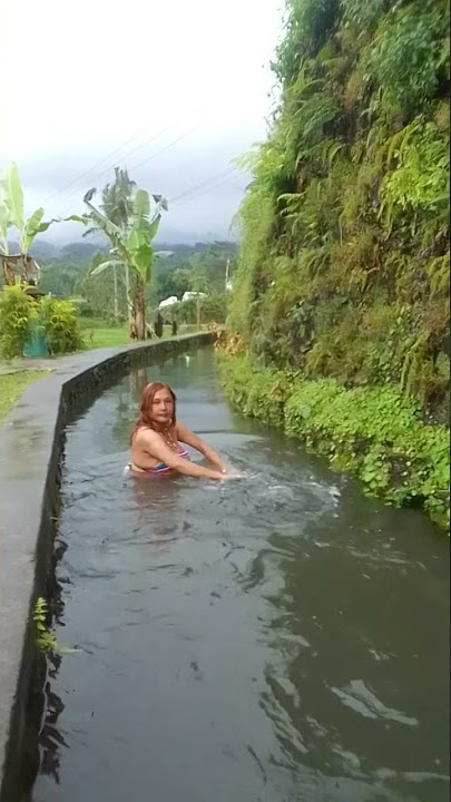 Gunungnya Kelihatan Mandi di sungai