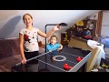 MVI 3352Играем в воздушный хоккей. 曲棍球  . Air Hockey