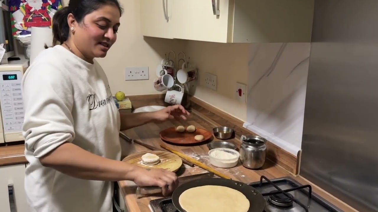 હું રોટલી બનાવતા ભૂલી ગઇ કે શું? કઇ રોટલી બનાવવાની સહેલી છે. લંડનમાં તેલ અને ધી કેટલાનુ મળે છે.