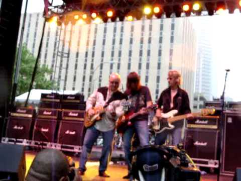 Ronnie Montrose and Pat Travers - "Bad Motor Scoot...