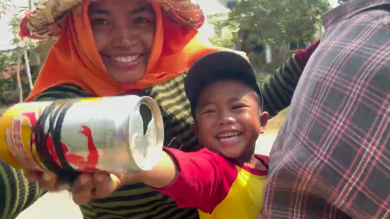 Eating Fertilized Duck Eggs & Deep Fried Meatballs!