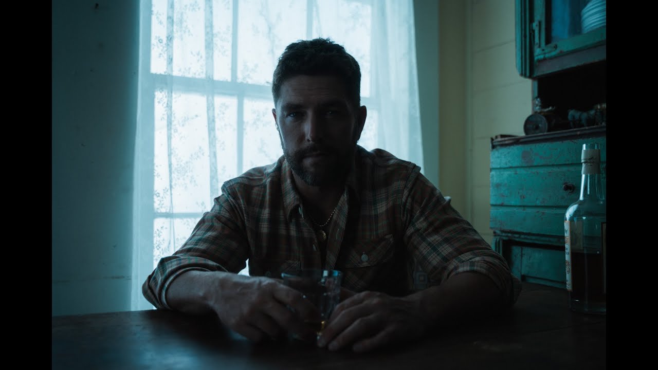 Chris Lane - She's Got A Type (Official Music Video)