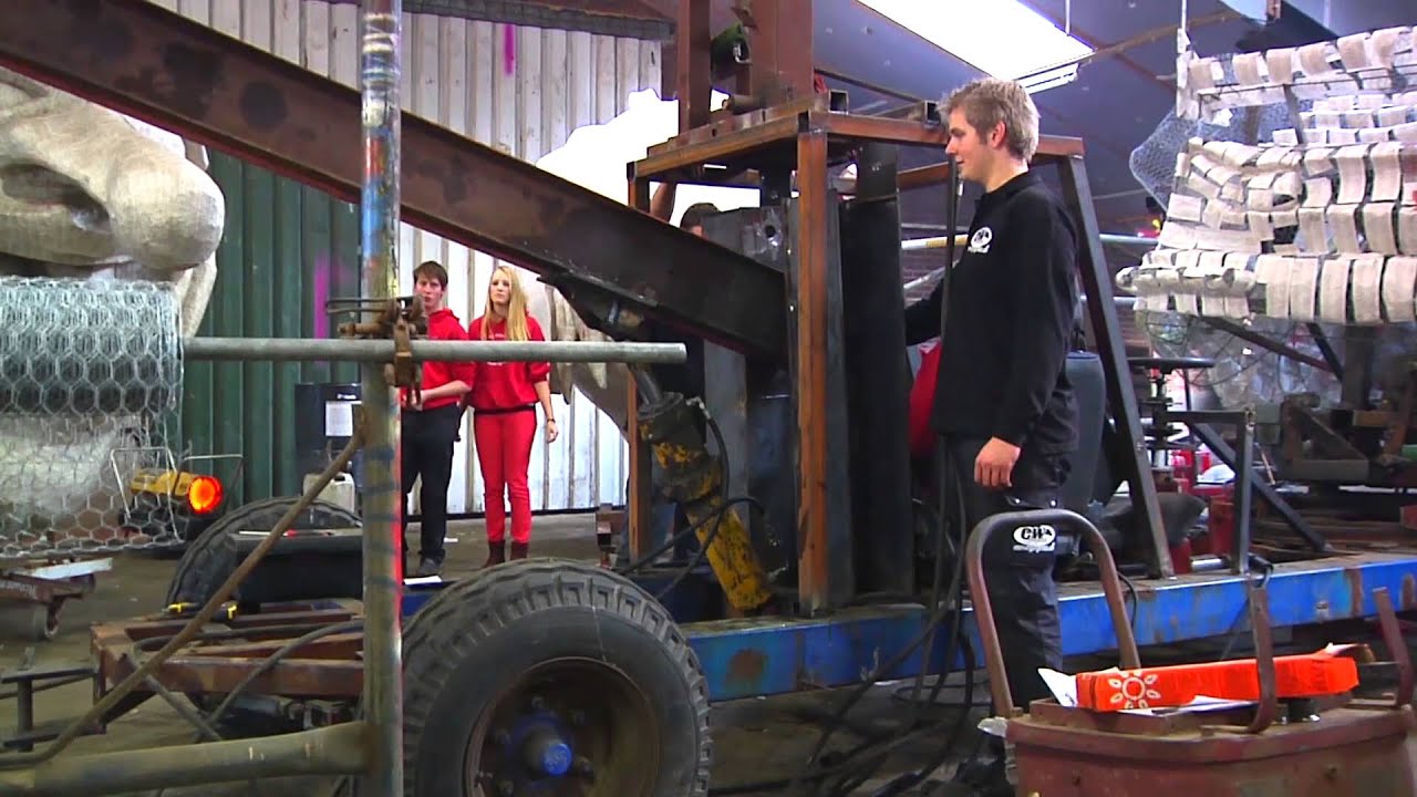 Het Bouwen van een carnavalswagen. - YouTube