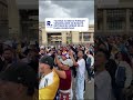 “Gloria al bravo pueblo”: Venezolanos en Bogotá entonan su himno en la plaza de Bolívar