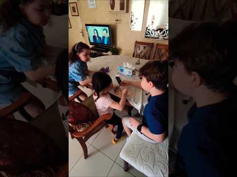 سيلينا و جوليا و قيصر اكلوا شيبس بالملعقة شوفوا شو صار 