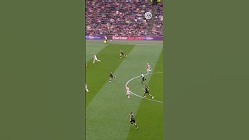 17-year-old Sean Steur almost scores in his first Ajax - Feyenoord 🔥