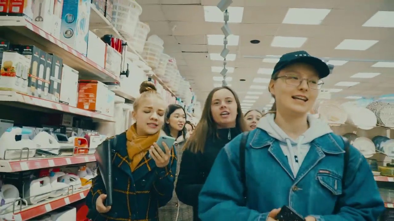 Песня "Смуглянка" - флешмоб в магазине - YouTube