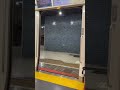 E235系1000番台ラック式ドア閉めるシーン新橋にて