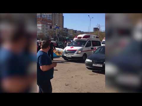 Батут с детьми сорвало ветром в Астане