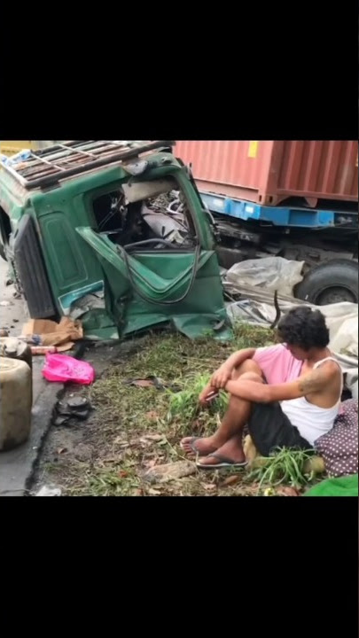 KECELAKAAN TRAGIS TRUCK CONTAINER, KEPALANYA LEPAS #truk #truck #kecelakaantruck #shorts #yearofyou