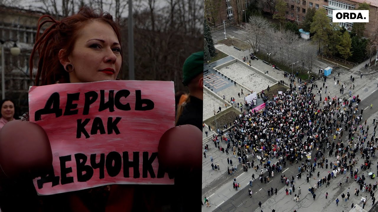 Парень заехал в центр митинга феминисток