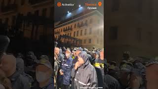 🟠В Тбилиси курьеры раздают грузинский хлеб "пури" протестующим
